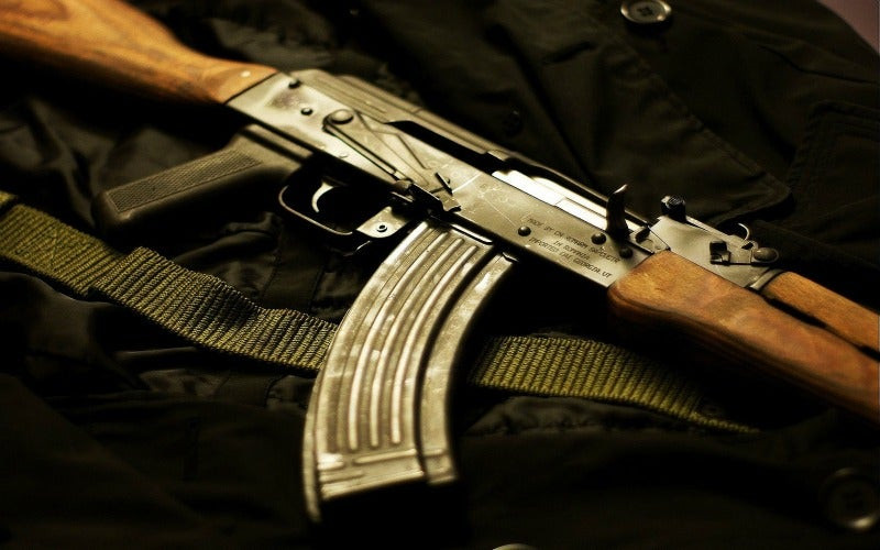 AK-47: Πως δουλεύει το πιο επιτυχημένο ατομικό όπλo της σύγχρονης πολεμικής ιστορίας (Video)